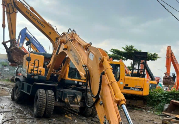 Cho thuê xe cơ giới, xe cuốc, máy múc TPHCM
