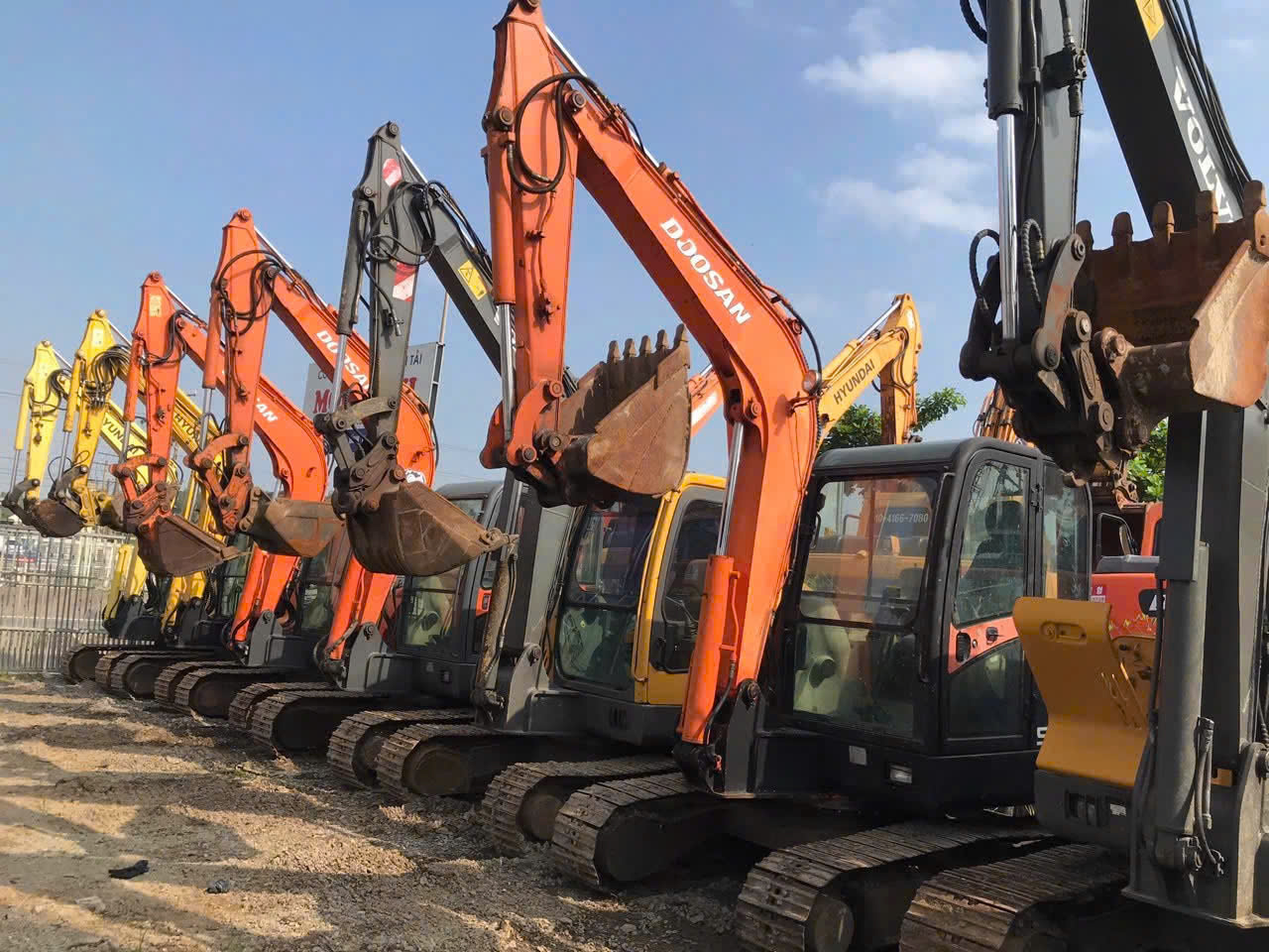 Cho thuê xe cơ giới, xe cuốc, máy múc TPHCM