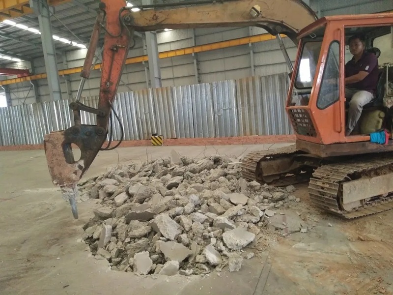Khoan cắt đục phá bê tông bằng xe cơ giới, xe quốc