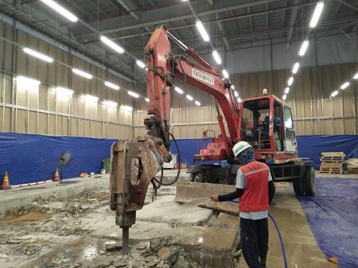 Khoan cắt đục phá bê tông bằng xe cơ giới, xe quốc