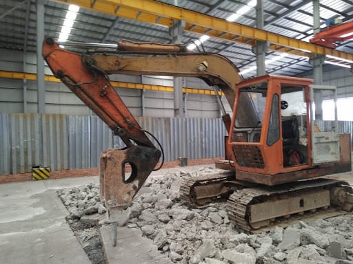 Khoan cắt đục phá bê tông bằng xe cơ giới, xe quốc